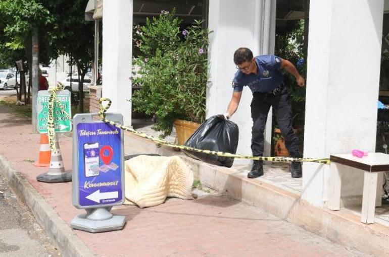 Antalyada sokak ortasındaki cesedin üzerine yorgan, çevresine dubalar konuldu