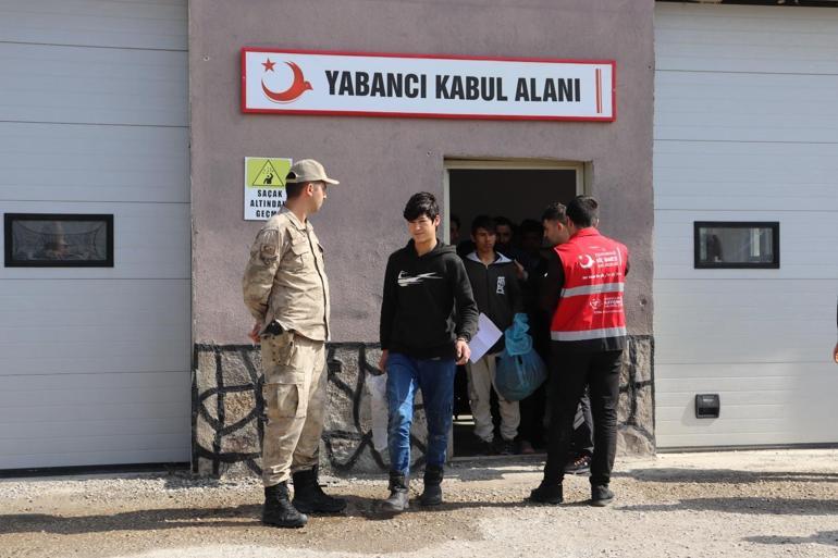 Ağrı’dan 136 Afganistanlı kaçak göçmen uçakla ülkelerine gönderildi