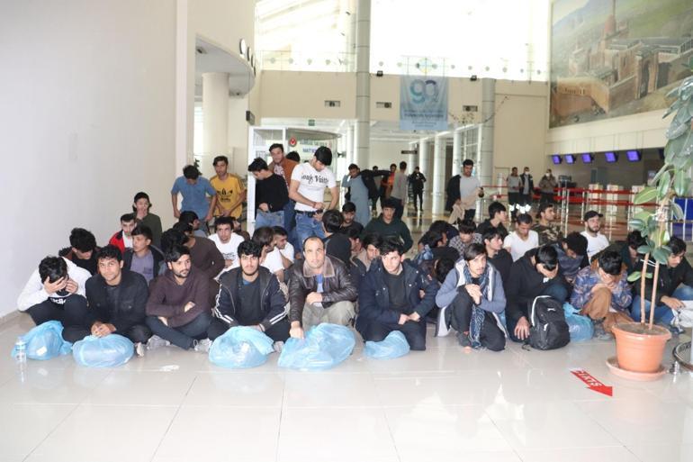 Ağrı’dan 136 Afganistanlı kaçak göçmen uçakla ülkelerine gönderildi