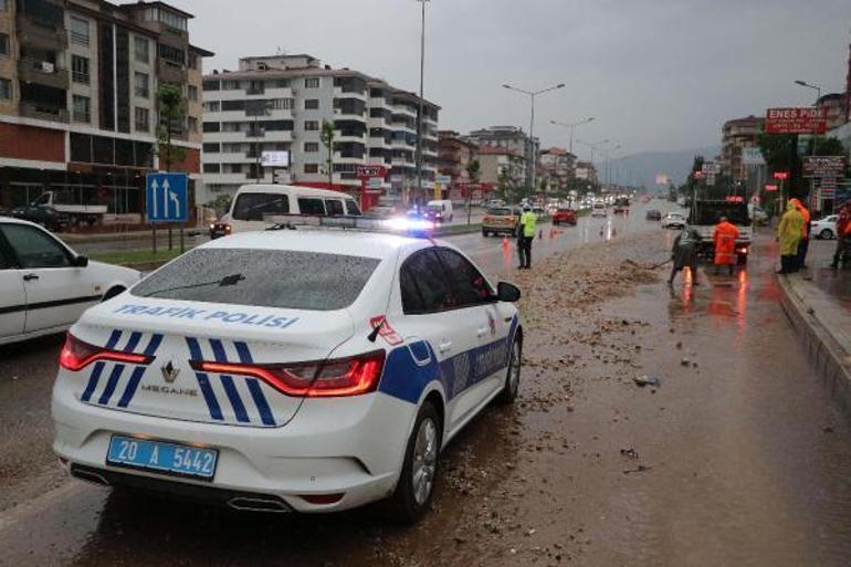 Denizlide sağanak yağış etkili oldu