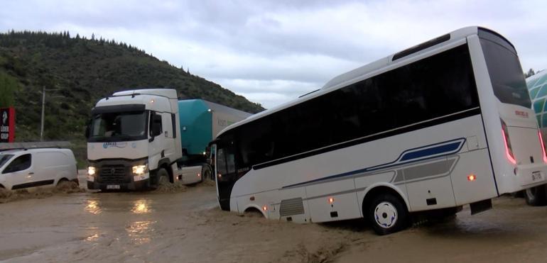 Ankarada sağanak; yollar göle döndü, araçlar mahsur kaldı