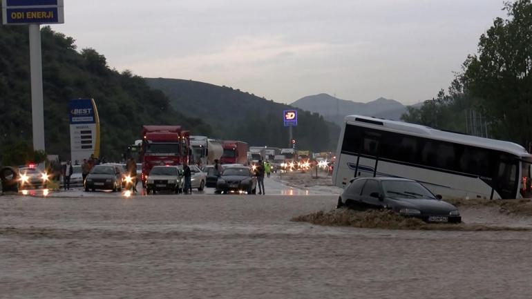 Ankarada sağanak; yollar göle döndü, araçlar mahsur kaldı