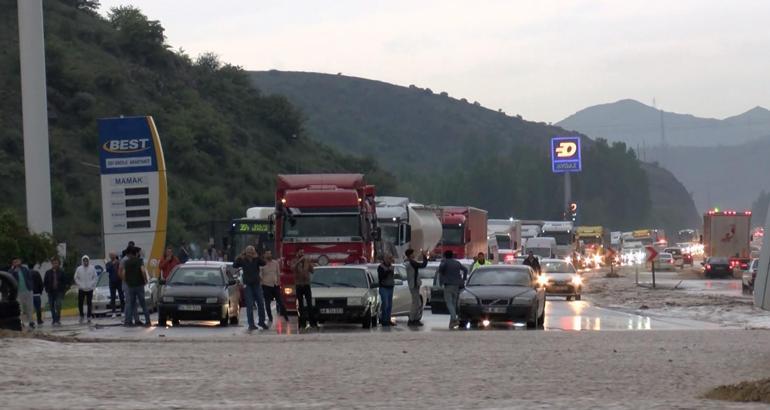 Ankarada sağanak; yollar göle döndü, araçlar mahsur kaldı