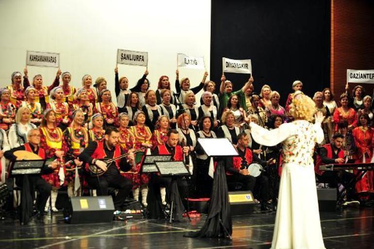 Depremzedeler için verilen konsere, bilet yerine yardım paketleriyle girdiler