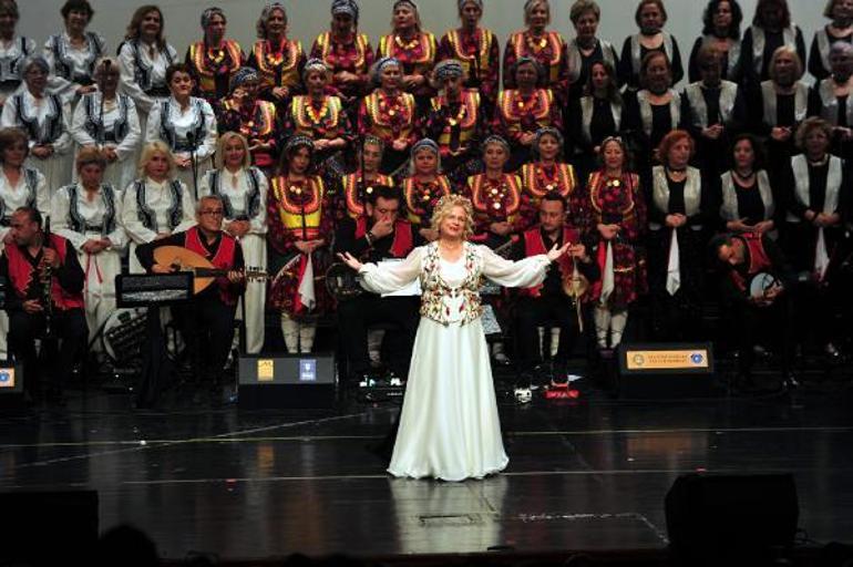 Depremzedeler için verilen konsere, bilet yerine yardım paketleriyle girdiler