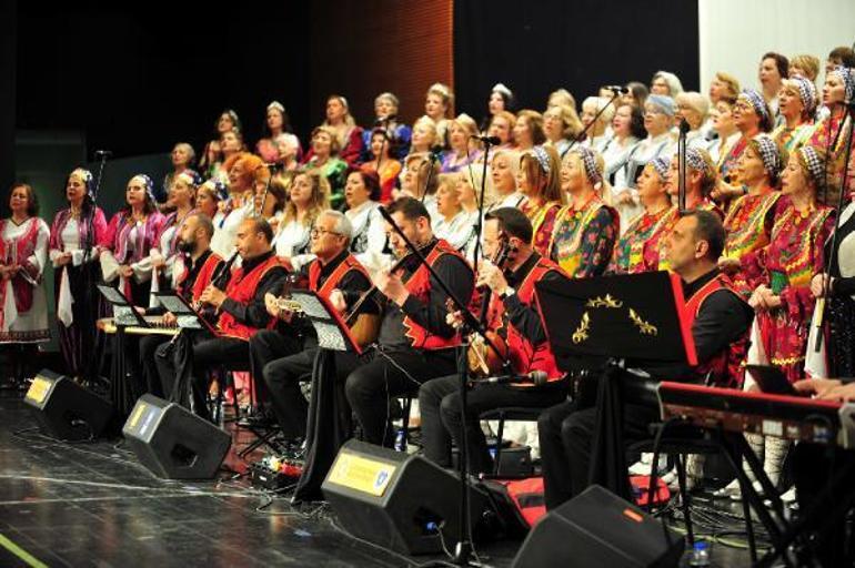 Depremzedeler için verilen konsere, bilet yerine yardım paketleriyle girdiler