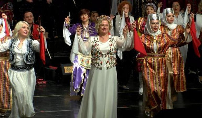 Depremzedeler için verilen konsere, bilet yerine yardım paketleriyle girdiler