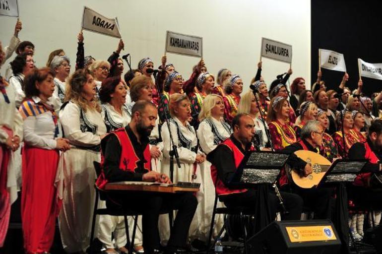Depremzedeler için verilen konsere, bilet yerine yardım paketleriyle girdiler