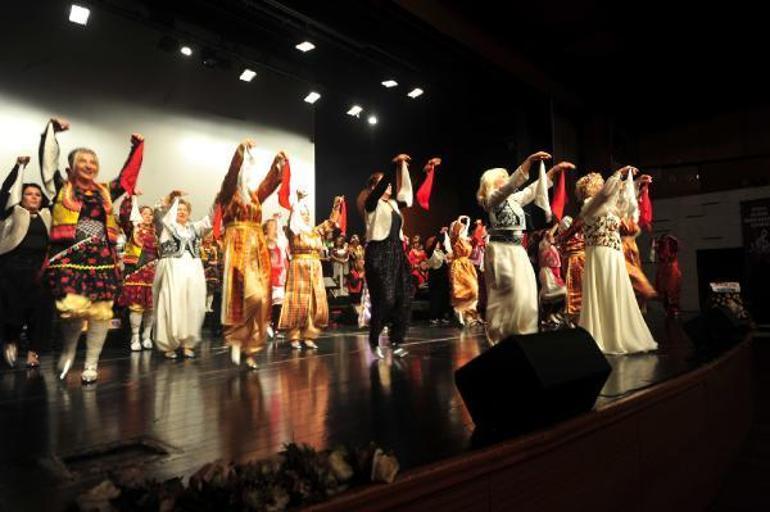 Depremzedeler için verilen konsere, bilet yerine yardım paketleriyle girdiler