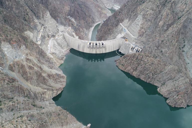Yusufeli Barajında su seviyesi 145 metreyi aştı; yapım aşaması kamerada