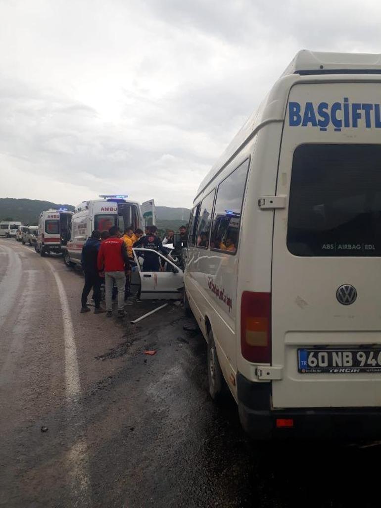 Öğrenci servisi ile otomobil çarpıştı: 1 ölü, 11 yaralı