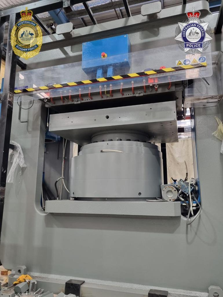 Makinenin içine gizlenmiş 300 kilodan fazla uyuşturucu madde ele geçirildi