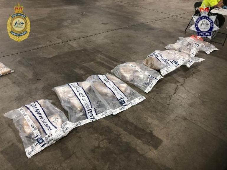 Makinenin içine gizlenmiş 300 kilodan fazla uyuşturucu madde ele geçirildi