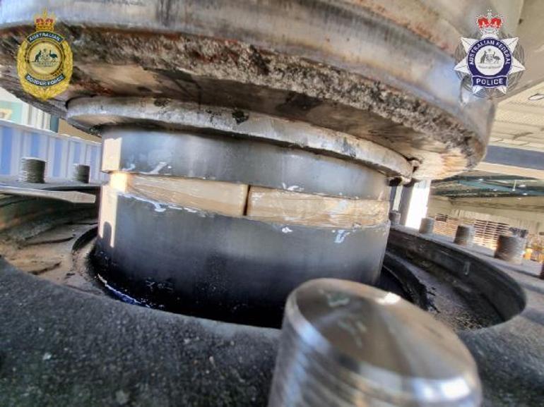 Makinenin içine gizlenmiş 300 kilodan fazla uyuşturucu madde ele geçirildi