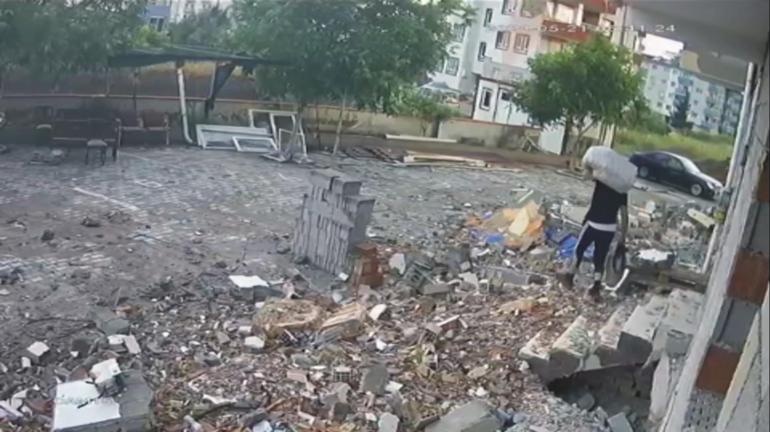Depremde hasar gören apartmandan hırsızlık güvenlik kamerasında