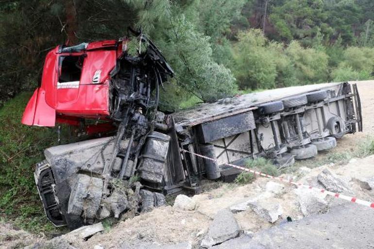 Kazada ölen sağlıkçı çift ve kızları son yolculuklarına uğurlandı