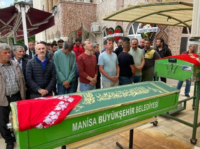 Kazada ölen sağlıkçı çift ve kızları son yolculuklarına uğurlandı