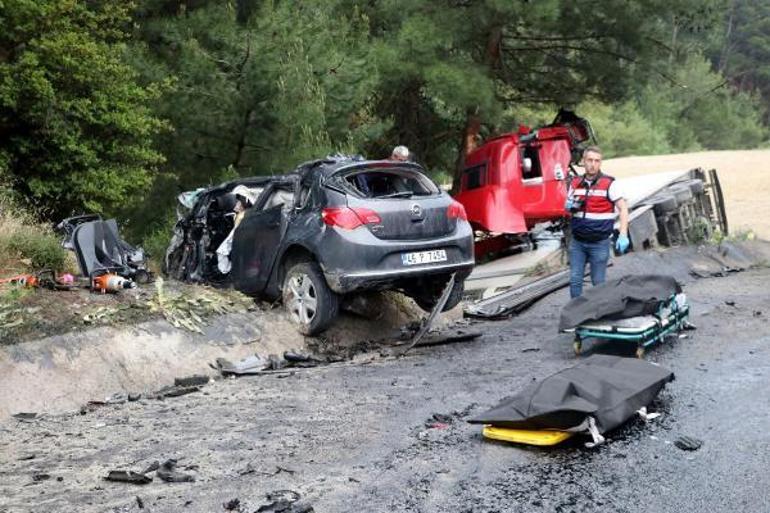 Kazada ölen sağlıkçı çift ve kızları son yolculuklarına uğurlandı