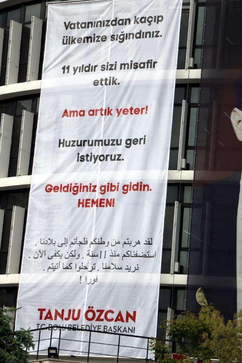 Tanju Özcan’dan belediye binasına ‘Hemen gidin’ pankartı