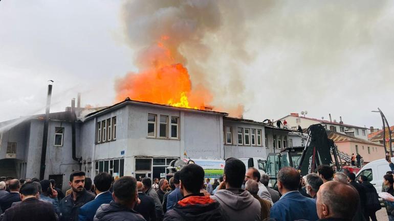 Bingölde pasajın çatı katındaki yangın, atölye ve camiye sıçradı