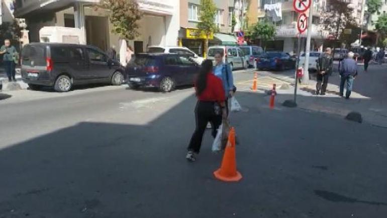 Bayrampaşa’da karşıdan karşıya geçmeye çalışırken hafriyat kamyonunun altında kaldı