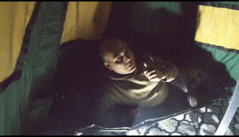 Yaylada uyuduğu çadırın yanına ayı geldi; o anlar kamerada