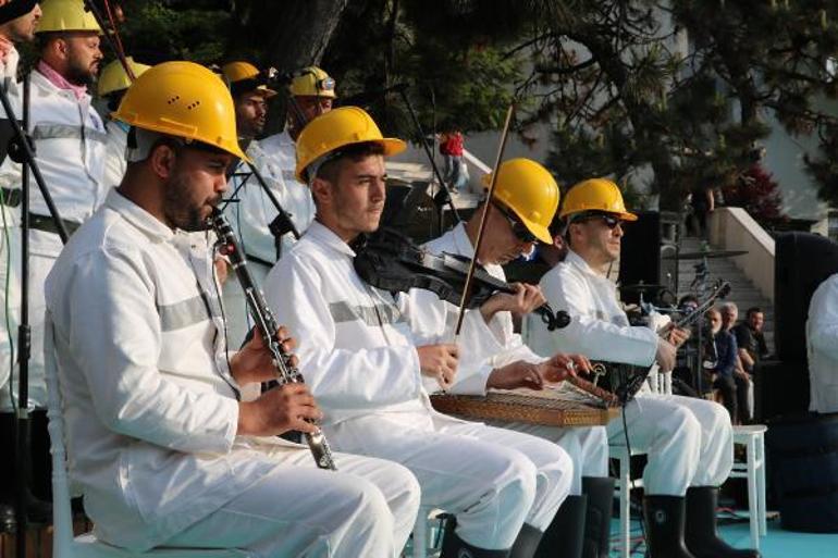 Madenci korosu konser verdi