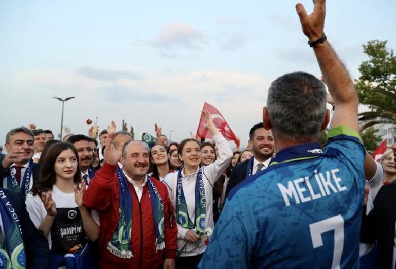 Bakan Varank, Poyrazın Kızlarının şampiyonluk kutlamalarına katıldı