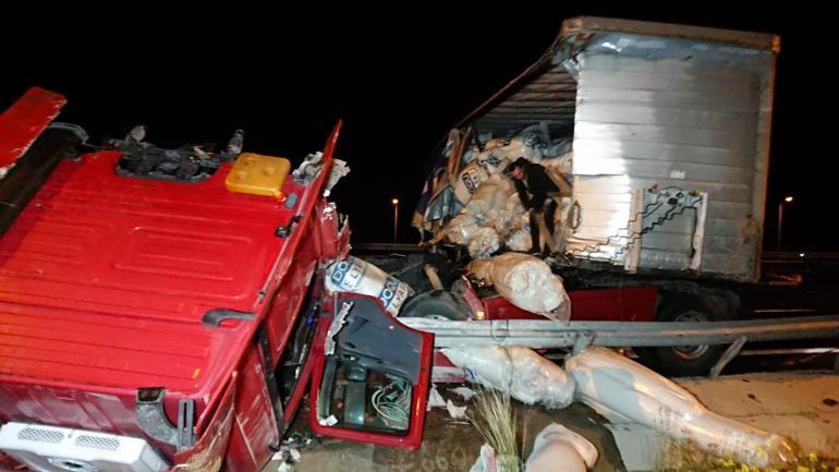 Ankarada TIRın çarptığı yolcu otobüsünün alev alev yanması kamerada: 5 yaralı