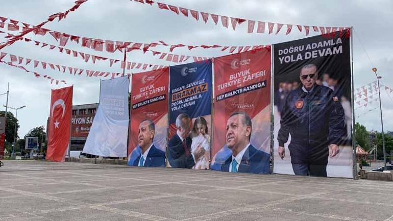 Üzerinde Cumhurbaşkanı Erdoğan’ın olduğu afişleri yakan şüpheli gözaltına alındı