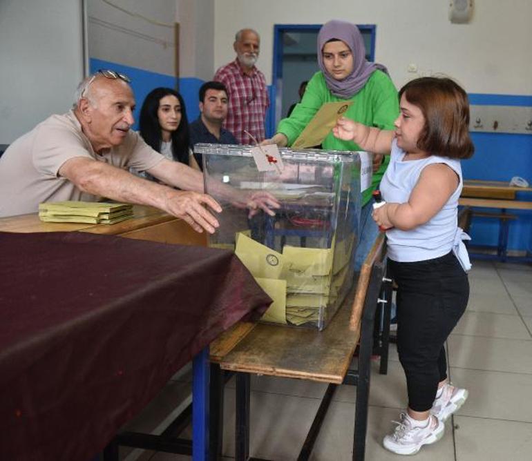 Sandığa yetişemeyince görevli devreye girdi, oyunu kullandı