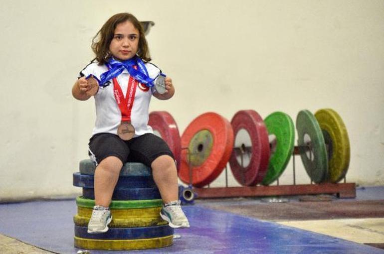 Sandığa yetişemeyince görevli devreye girdi, oyunu kullandı