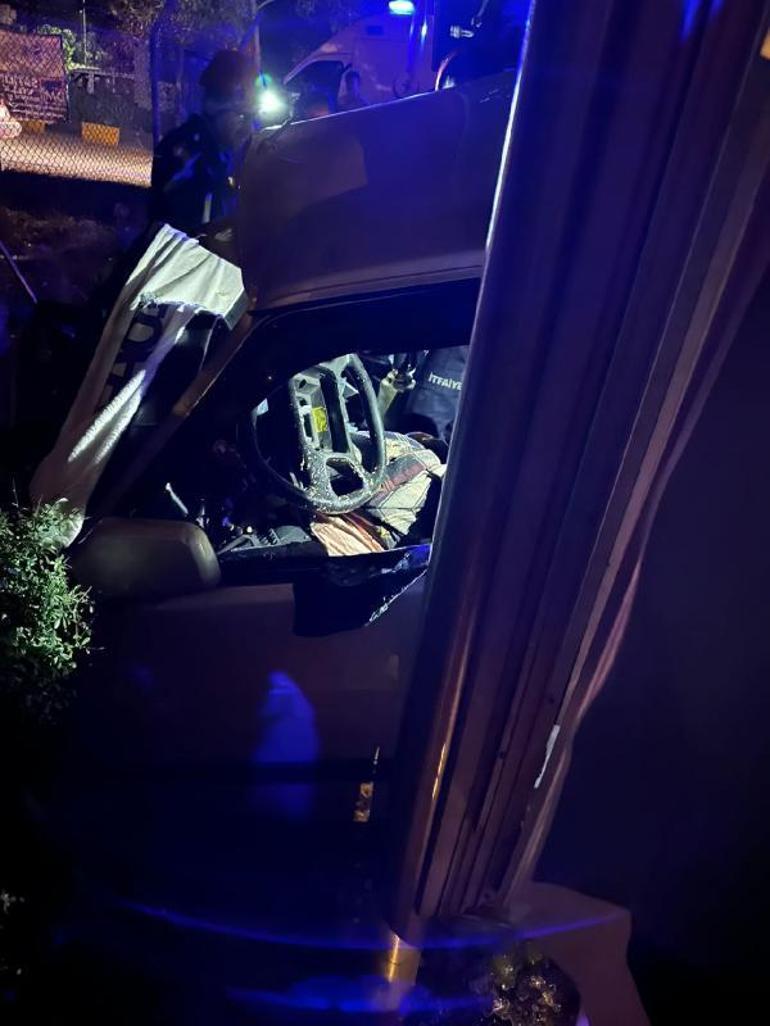 Kavşakta otomobiller çarpıştı; 2 ölü, 2 yaralı