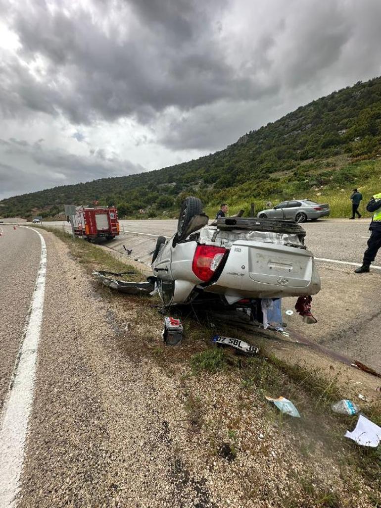 Otomobil refüje devrildi; sürücü öldü, eşi ağır yaralı