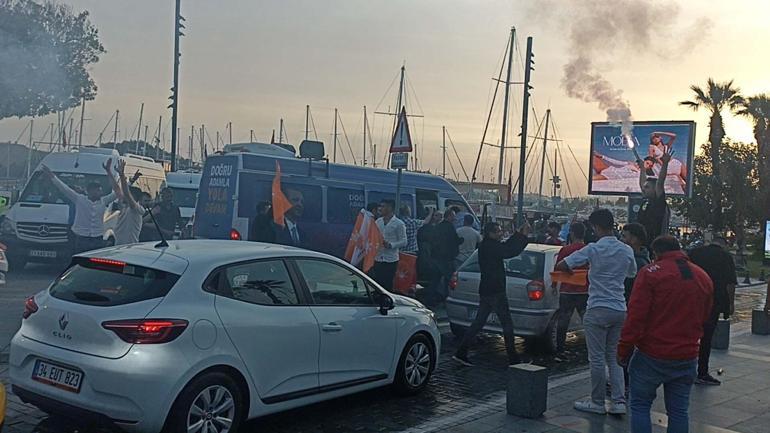 Bodrumda seçimlerin ardından AK Partililer konvoy oluşturdu