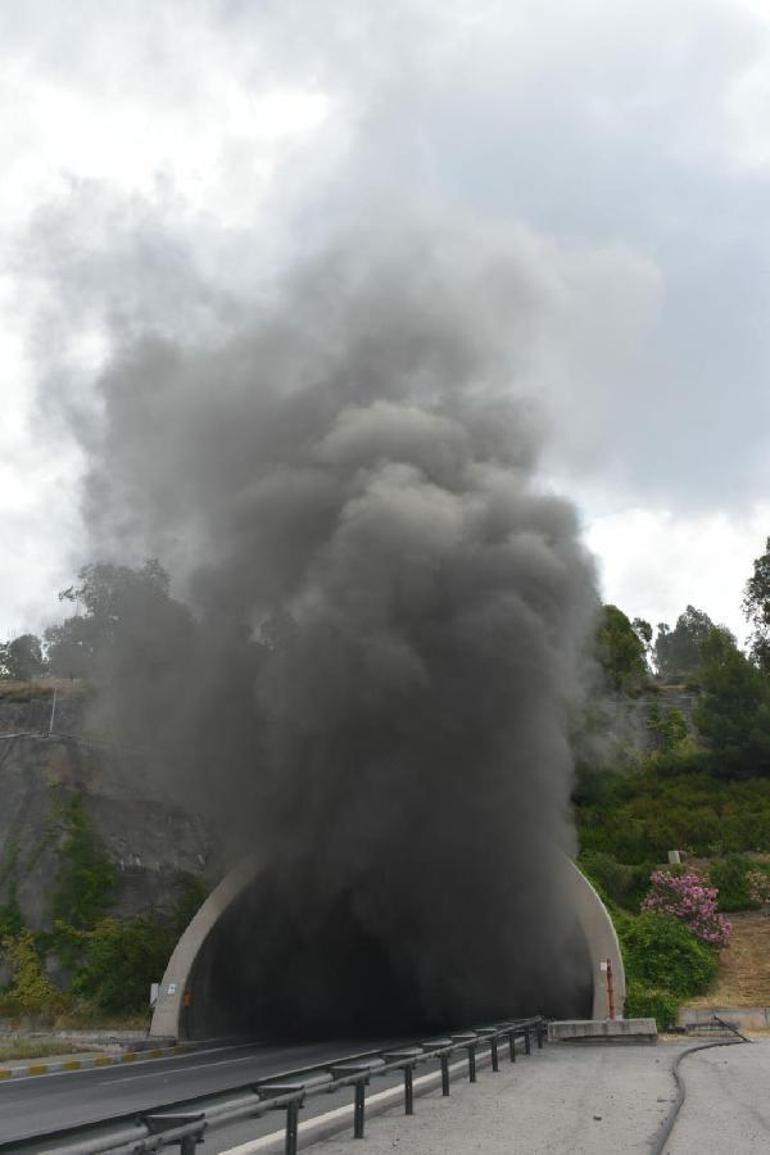 İzmirdeki Bayraklı Tünelinde TIRda yangın
