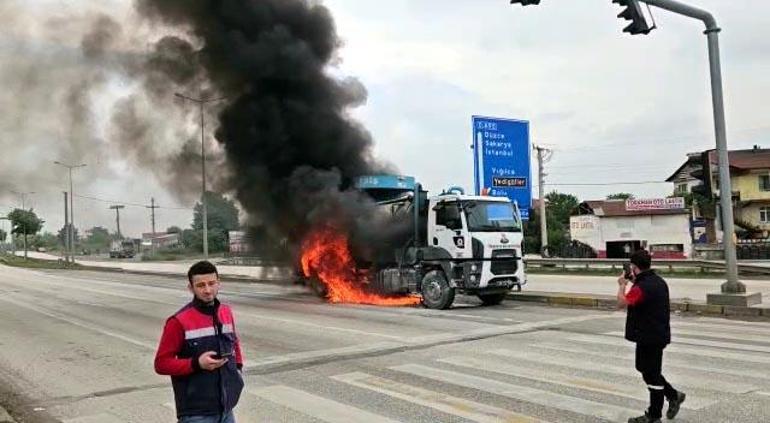 Düzcede belediyeye ait vidanjör alev alev yandı