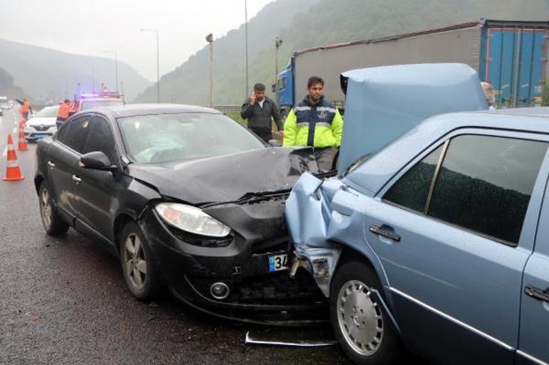 Otoyolda aynı noktada 2 kaza: 3 yaralı