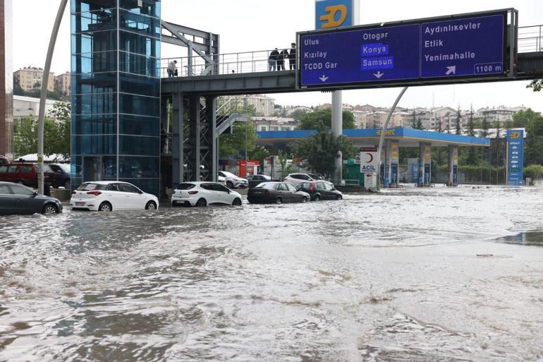 Ankarada sağanak; yollar göle döndü, ev ve iş yerlerini su bastı