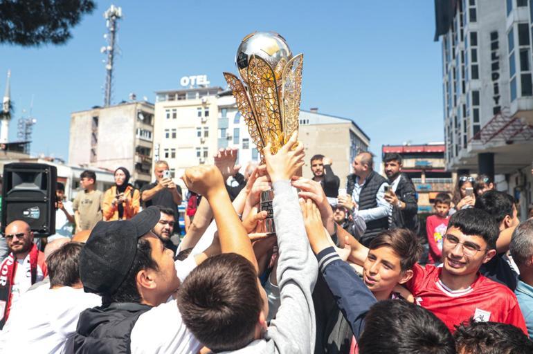 Samsunspor şampiyonluk kupasını taraftarıyla buluşturuyor