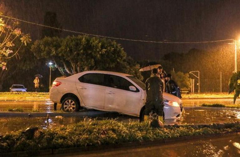 Antalya’da şiddetli yağmur nedeniyle işyerlerini su bastı, araçlar yolda kaldı
