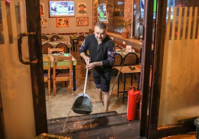 Antalya’da şiddetli yağmur nedeniyle işyerlerini su bastı, araçlar yolda kaldı