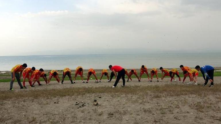 Göl sularının çekildiği alanda önce çöp topladılar, ardından antrenman yaptılar