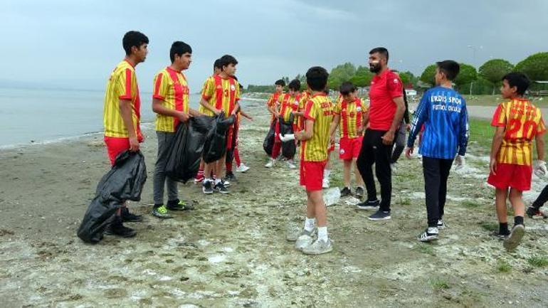 Göl sularının çekildiği alanda önce çöp topladılar, ardından antrenman yaptılar