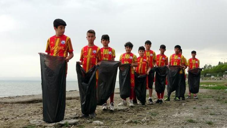 Göl sularının çekildiği alanda önce çöp topladılar, ardından antrenman yaptılar