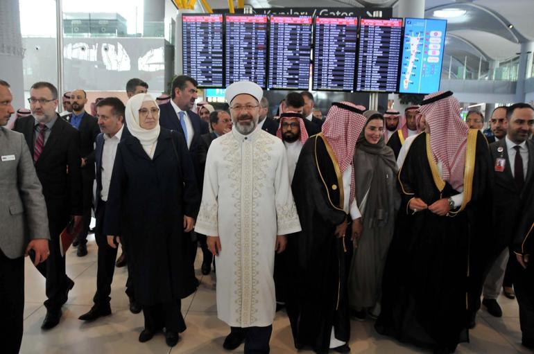 Diyanet İşleri Başkanı Erbaş: Hacılarımız havalimanlarında beklemeden otellerine hareket edecek