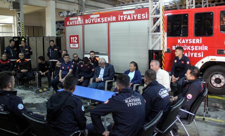 Depremde 30 saat enkaz altında kalan çift, kendilerini kurtaran itfaiyecileri ziyaret etti