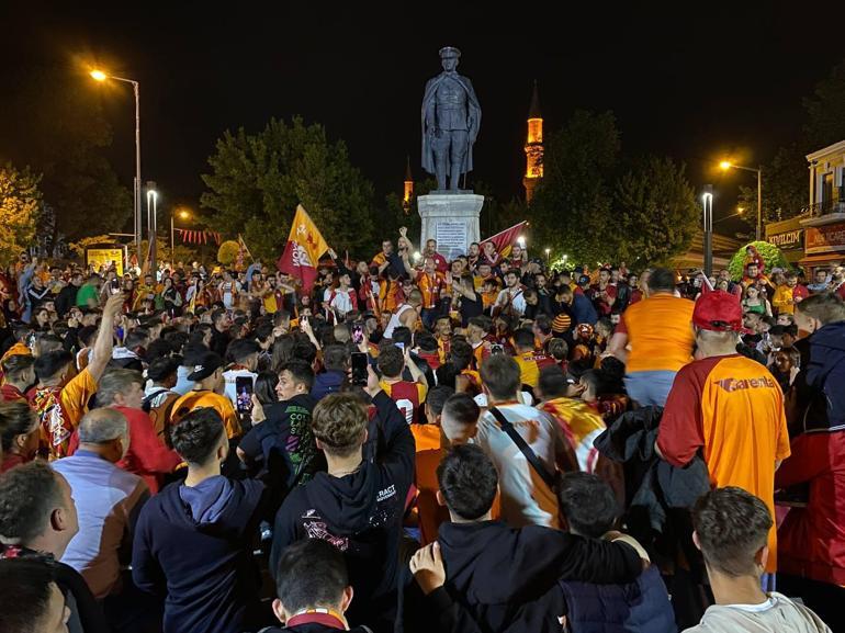 Galatasarayın şampiyonluğu tüm yurtta coşkuyla kutlandı