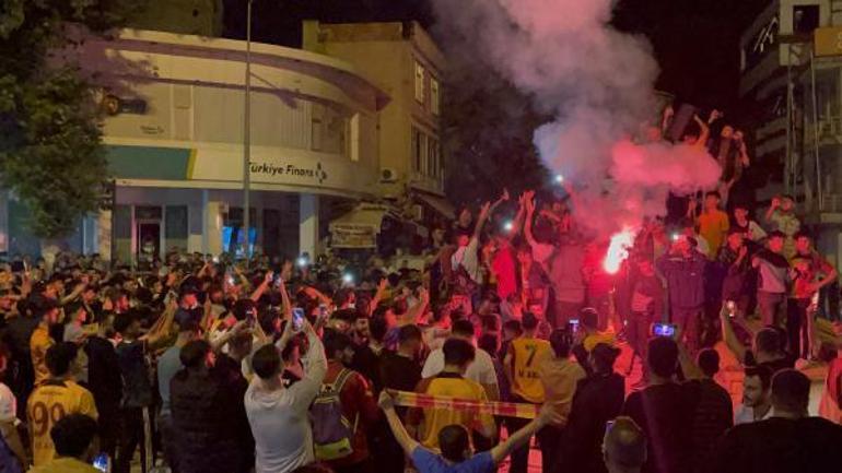 Galatasarayın şampiyonluğu tüm yurtta coşkuyla kutlandı