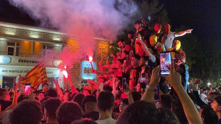 Galatasarayın şampiyonluğu tüm yurtta coşkuyla kutlandı